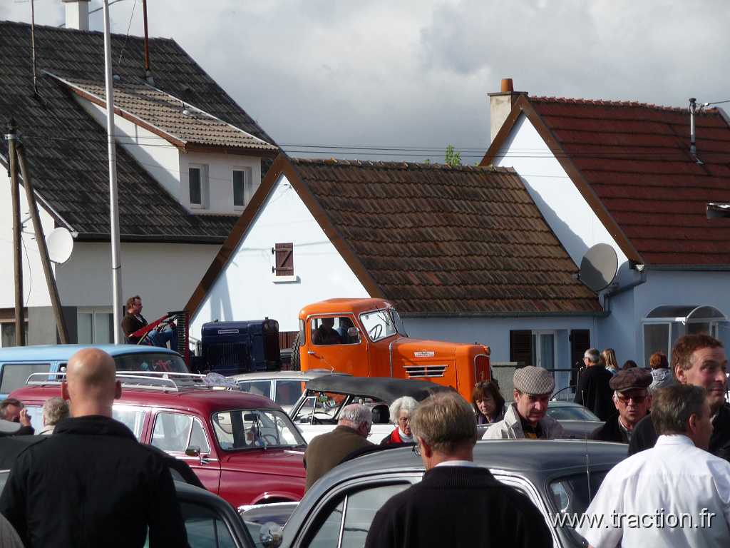 2013_Rustenhart (80).JPG - 06/10/2013 - 68740 RUSTENHART 33ème Randonnée Internationale des Vendanges - Promenade en tracteur sur camion LABOURIER TAD (traction avant diesel)